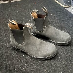 Excellent condition grey/black blundstones size 4.5